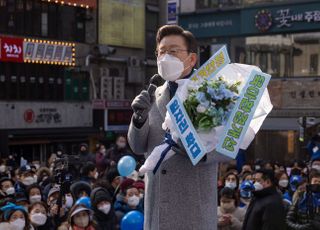 공약 부케 받은 이재명 후보