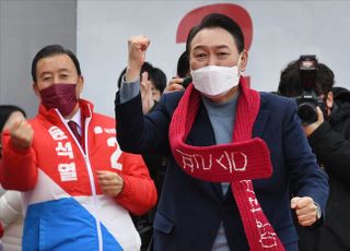 윤석열 '충남 홍성에서 어퍼컷'