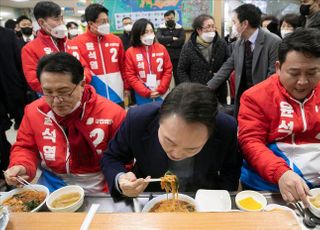 군산 찾아 매운 잡채 먹는 윤석열