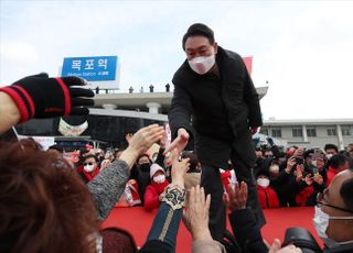 전남 목포 지지자들과 악수하는 윤석열