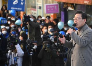 [현장] 이재명, 장인 고향서 '울고 넘는 박달재' 열창…"이서방 왔습니다"