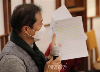 이재명 '검사 사칭' 전과, 논란 속으로…당시 PD, 李 소명 반박 기자회견