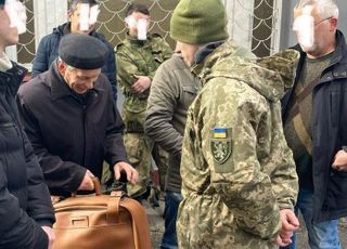 작은 가방 들고 '자원입대'한 80세 우크라이나 남성…"손자·손녀를 위해"