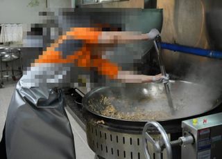 육군 조리병이 매일 250명분 음식에 '소변·침' 섞어…군 "엄정 조치"