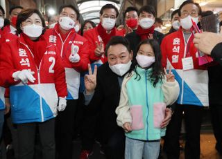 포항 죽도시장에서 어린이와 기념촬영하는 윤석열