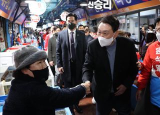 포항 죽도시장 찾아 상인들과 인사하는 윤석열