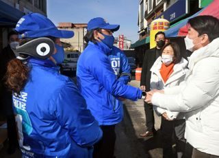 민주당 선거운동원과 격려하는 안철수 후보