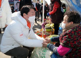 고창전통시장에서 지지 호소하는  안철수 후보