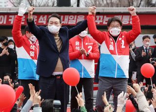 권성동과 인사하는 윤석열