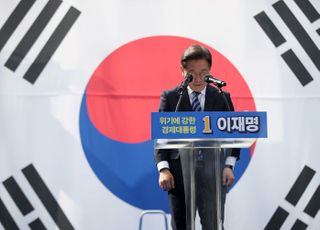 이재명, 우크라이나의 평화를 기원하는 묵념