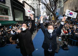 백범김구 선생 증손자와 함께 만세삼창하는 이재명