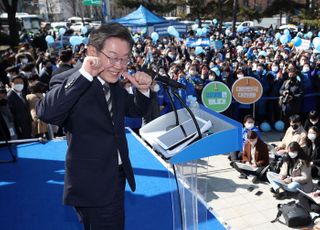 종로에서 지지자에게 인사하는 이재명 후보