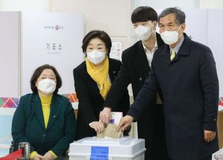 사전투표하는 심상정 정의당 대선후보와 가족, 배복주 종로구 국회의원 보궐선거 후보