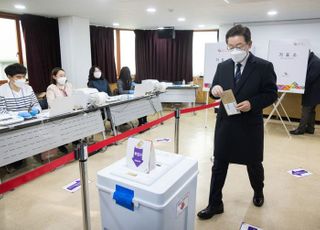 이재명 후보, 서울 광화문 소공동 사전투표소에서 투표