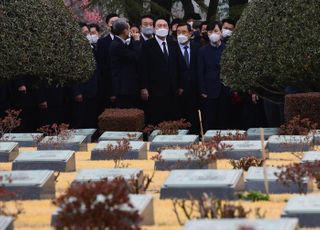 유엔기념공원 찾은 윤석열