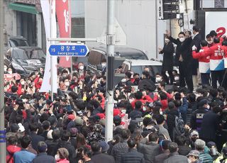 부산 사상 유세에서 지지 호소하는 윤석열