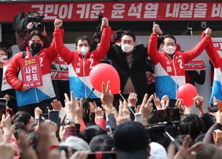 부산 구포시장 유세에서 인사하는 윤석열 국민의힘 후보