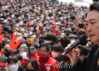 부산 구포시장에서 지지 호소하는 윤석열