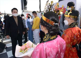 경북 경주 유세에서 꽃다발 받는 윤석열