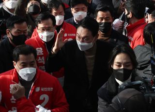 유세차량으로 이동하는 윤석열