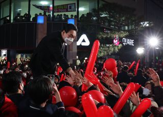 경북 영주에서 지지자들과 인사하는 윤석열 후보