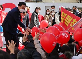 충주 지지자들과 악수하는 윤석열