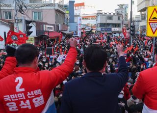 경기 광주 경안시장 앞 가득메운 시민들에게 인사하는 윤석열