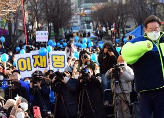 [현장] 신촌에 뜬 이재명, 춤 솜씨 뽐내며 "청년기회국가 확실하게 만들 것"