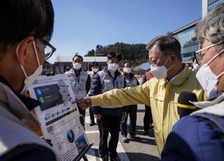 산불 현장 방문한 문대통령 "LNG시설·원전 철저 방어" 당부