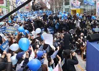 부산 시민들에게 인사하는 이재명