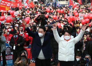 화성 합동유세에서 손 맞잡은 윤석열-안철수