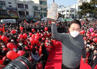 제주도에서 돌하르방 들어 보이는 윤석열