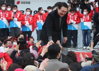 부산 시민들과 인사하는 윤석열 후보