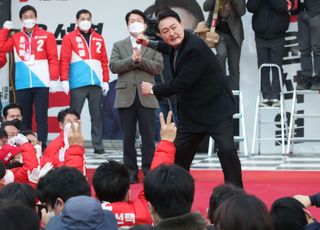 어퍼컷 세리머니하는 윤석열 후보