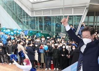 지하철 타고 파주 야당역 간 이재명 "단 두세 표로 결판날 수 있어"