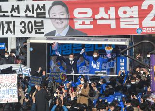 인천 계양에서 지지 호소하는 이재명 후보와 '윤석열 현수막'