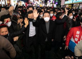 건대입구 거리인사 나선 윤석열