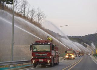 울진 산불 엿새째, 헬기 80여대 투입...주불 진화 총력