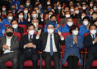 출구조사 발표, 환호하는 더불어민주당 개표상황실