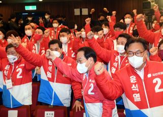 환호성 터진 국민의힘, 득표율 역전