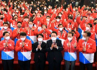 당 지도부와 박수치는 윤석열 당선인