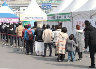 확진자 이틀째 30만명대, 정점 진입…사망자 206명, 역대 두번째