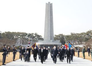 윤석열 당선인, 현충원 참배