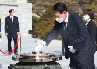 '당선 후 첫 일정' 현충원 찾은 윤석열 당선인