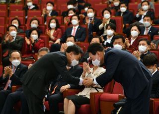 김기현 원내대표와 악수하는 윤석열 당선인