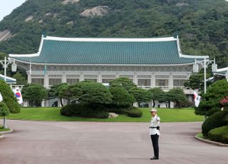 겉으론 '담담' 속으론 '착잡'…대변인 눈물이 방증한 靑 분위기