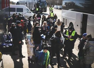 "왕복 2,800km 달려"…CEO가 직접 우크라 난민 구출 작전 참가한 명문 축구 클럽