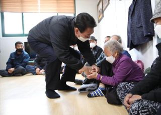 산불피해 이재민 위로하는 윤석열 대통령 당선인