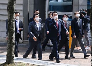 윤석열 당선인, 인수위 지도부와 점심식사 후 산책