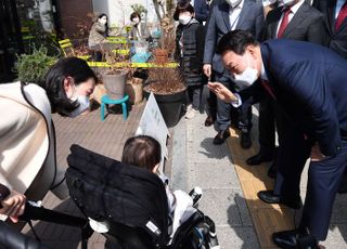 산책하며 어린이와 인사하는 윤석열 당선인